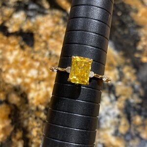 Elegant Yellow Gemstone Ring size 6.5
